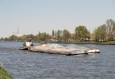 50997 Afbeelding van twee binnenvaartschepen op het Amsterdam-Rijnkanaal te Utrecht.